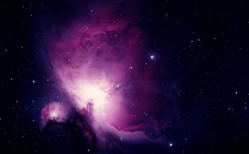 Imagem da Nebulosa de Orion, de cor roxa e rosada